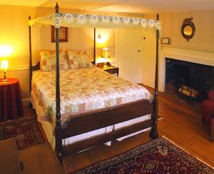 Un pat sau paturi într-o cameră la Colonel Spencer Inn