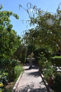 un chemin de jardin avec une table au milieu dans l'établissement Hotel Dar Zitoune Taroudant, à Taroudant