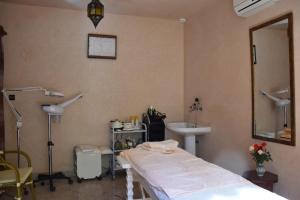 - une chambre à l'hôpital avec un lit et un lavabo dans l'établissement Hotel Dar Zitoune Taroudant, à Taroudant