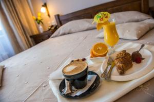 博托沙尼Complex Casa Lux的床上的食品和饮料托盘