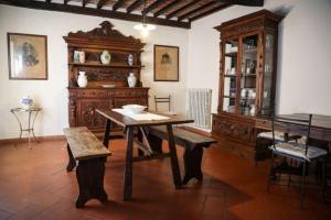 a room with a table and a bench in a room at Frascole in Dicomano