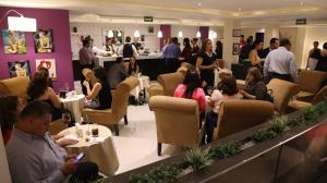 un grupo de personas sentadas en mesas en un restaurante en Hotel Two Select, en Culiacán