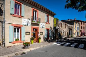 Foto da galeria de Logis Hôtel Restaurant des Corbières em Lagrasse