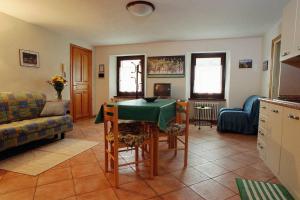 sala de estar con mesa y sofá en La Maison de Mémé, en Fontainamore