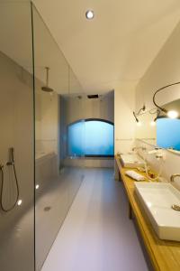 Un baño con dos lavabos y una ducha de cristal. en Wrooms Guest House, en Roma 31 fotos más