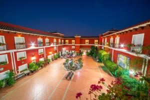 un patio vacío de un edificio de apartamentos por la noche en Hotel Romerito, en Málaga