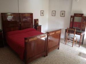 Marano sul PanaroにあるLa Furbera B&Bのベッドルーム(ベッド1台、テーブル、鏡付)