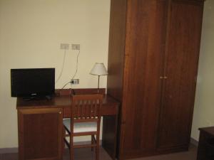 a room with a desk with a computer and a chair at Hostiliae Ciminiera Hotel in Ostiglia