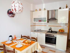 Kjøkken eller kjøkkenkrok på Apartment Vrbnik 8