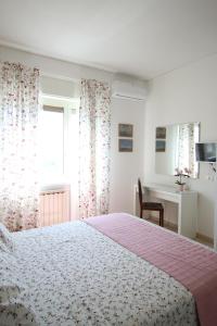 アグリジェントにあるL'Alba sui Templiのベッドルーム1室(ベッド1台、デスク、窓付)