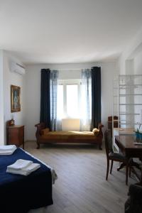 un soggiorno con letto e finestra di L'Alba sui Templi a Agrigento