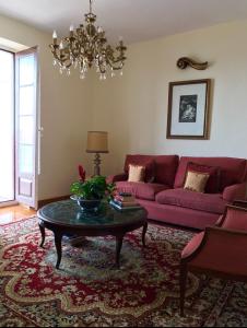 a living room with a purple couch and a table at Casa Jean Pineau in Elciego