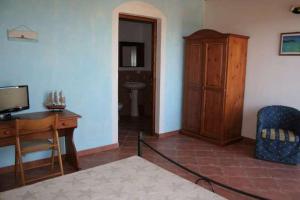 uma sala de estar com uma secretária e uma cadeira em La Tankitta Turismo Rurale em Stintino