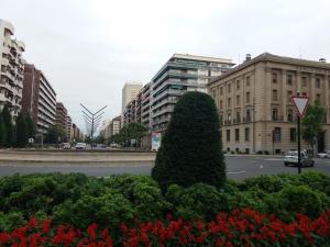 un arbre au milieu d'une rue avec des bâtiments dans l'établissement Apartamento Pleno Centro Gran Via, à Logroño