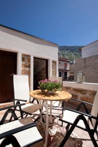 a patio with a table and chairs on a balcony at Le Alcove in Cinisi