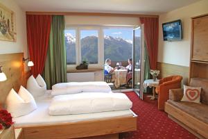 Pemandangan gunung umum atau pemandangan gunung yang diambil dari hotel