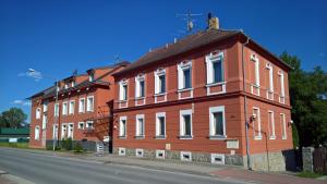 ein großes rotes Gebäude an der Straßenseite in der Unterkunft Casino Admiral Velenice - Gmünd in České Velenice