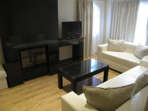 sala de estar con sofá blanco y chimenea en Platinum Suites, en Kakopetria