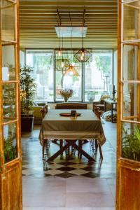 Restaurace v ubytování Apartamento Bizcocheros con piscina y jardín privado