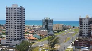 a view of a city with tall buildings and the ocean at Apartamento em Tramandaí in Tramandaí
