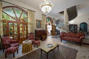 uma ampla sala de estar com mobiliário vermelho e um lustre em Casa Felice em Ravello