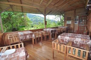 a restaurant with tables and chairs in a room at Kopal in Baeza