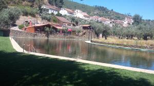 a body of water with houses in the background at Casas dos Carregais in Carregais