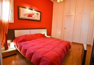 セビリアにあるAlameda San Lorenzo Loftの赤いベッドルーム(大型赤いベッド付)