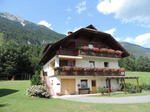 ein Haus mit Blumenkästen an der Seite in der Unterkunft Haus Assinger in Hermagor