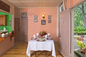 Příslušenství pro přípravu čaje a kávy v ubytování Barbecue Heritage Gardens Cottage - JM + 20 fotografií