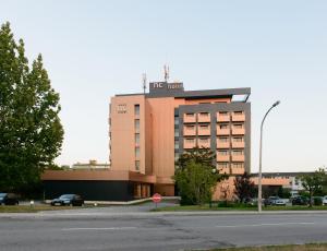 een gebouw met een stopbord ervoor bij Nova Cruz Hotel in Santa Maria da Feira