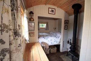 Rúm í herbergi á Craven Shepherd Huts