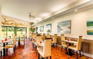 uma sala de jantar com mesas e cadeiras num restaurante em Logis Hôtel Restaurant des Corbières em Lagrasse