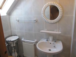 y baño con lavabo y espejo. en Aghadoe View Bed & Breakfast, en Killarney