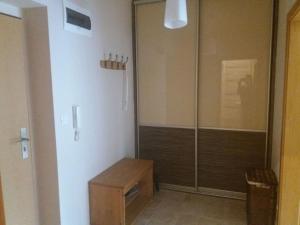 een badkamer met een douche en een houten doos bij Apartmán Špičák Sruby in Spicák