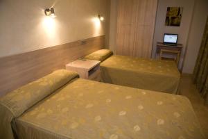 Una televisión o centro de entretenimiento en Hostal Casa Paco