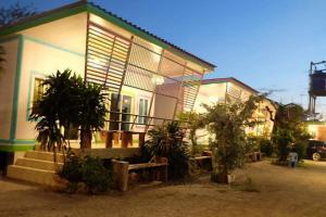 ein Haus mit einigen Pflanzen davor in der Unterkunft Boon Nam Fah Resort in Chao Lao Beach