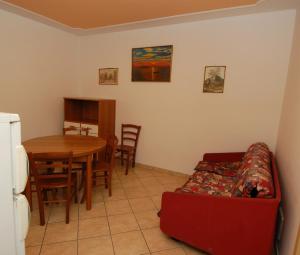 un soggiorno con tavolo e divano di Apartments in Rosolina Mare 24870 a Rosolina Mare
