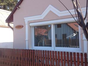 バラトンベレーニにあるHoliday Home Balatonbereny 2の塀付きの家窓