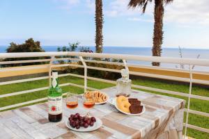 豐沙爾的住宿－Vista Formosa Funchal，一张带食物和一瓶葡萄酒的野餐桌