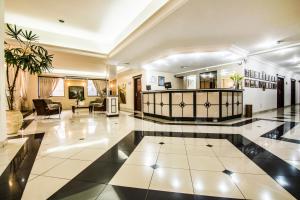 a large lobby with a large tile floor at JR Hotel Marilia in Marília