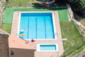 an overhead view of a swimming pool in a yard at Cal Ginés in Llimiana