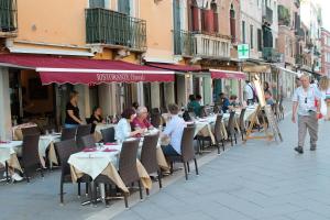 En restaurant eller et spisested på Appartamento Calle dei Preti info at yourhomefromhomeinvenice-venicerentalapartments dot it