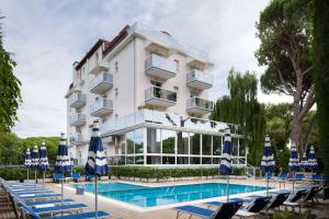 Bazén v ubytování Harvey Suites Hotel & Residence nebo v jeho okolí