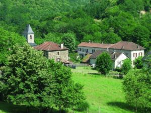 un gruppo di case e una chiesa in un campo di Domisiladore a Latouille-Lentillac