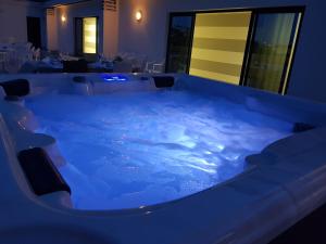 una vasca idromassaggio in una stanza con tavolo di Hotel Helvetia a Lignano Sabbiadoro
