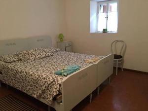una camera da letto con un letto con lenzuola leopardate di Casa Vacanze Casuglie a Fanano