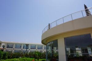 un edificio con balcón en la parte superior en Sun Beach Med en Saidia 