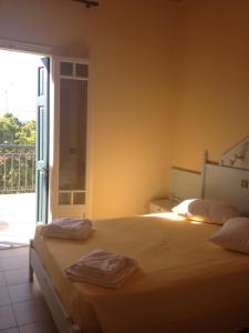 een slaapkamer met een bed met twee handdoeken erop bij Michaelia Hotel in Petra