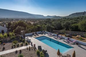 een villa met een zwembad en bergen op de achtergrond bij Casa Boho - Turismo Rural in Alvados